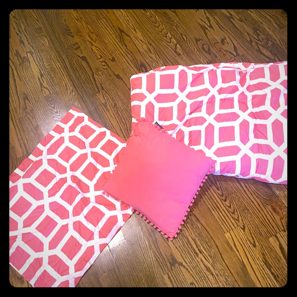 Twin size comforter with pillows and pillow cover